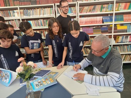 CONCESSÃO DE UMA ENTREVISTA AOS ALUNOS DO 6º ANO-3, SEGUIDA DE UMA SESSÃO DE AUTÓGRAFOS, ALÉM DE DOAÇÃO DE LIVROS E DE UM EXEMPLAR DO CD "ACENDA-ME!" À BIBLIOTECA DA UNIDADE ESCOLAR.